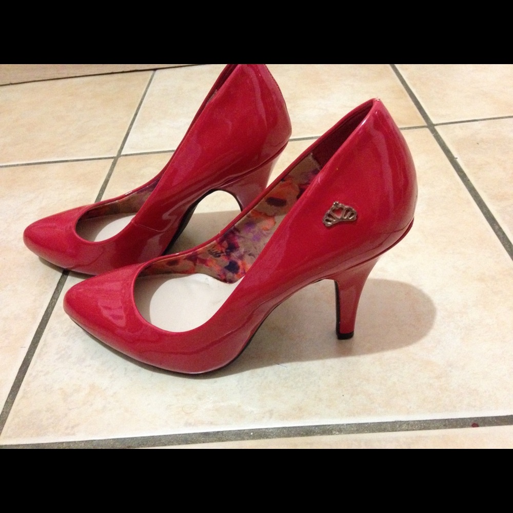 Fergolicious by Fergie Red Closed Toe 👠 heels.